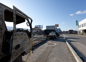 震災から1ヶ月　道路は片付けられてきています