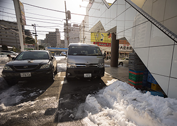 ちらかってハイエースの車内</span>