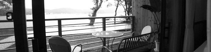 湖が見えるオープンデッキ
