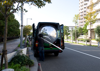 路上のバルーン