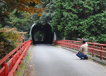 トンネル突入