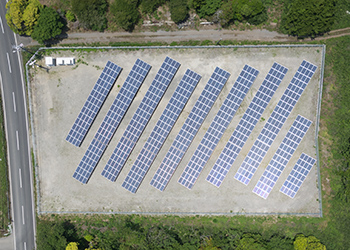 真上からの太陽光発電所